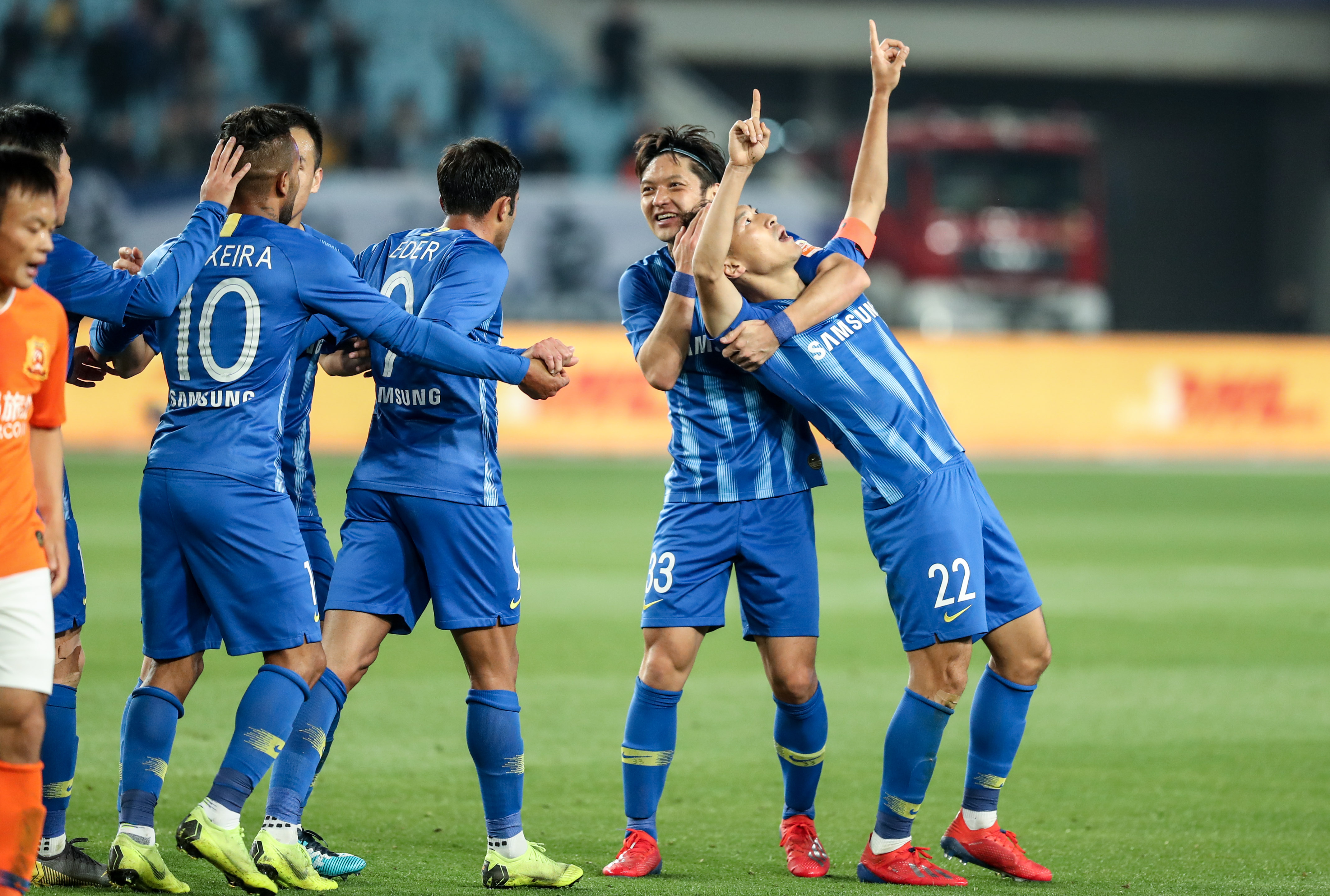绿军躺回东部第二 布克31+8太阳险胜尼克斯